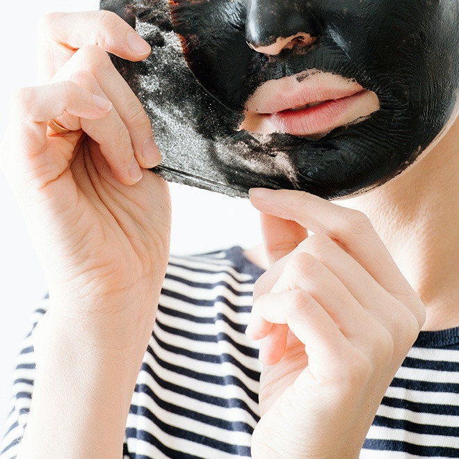  Lạm dụng mặt nạ lột: Chuyên gia thẩm mỹ được cấp giấy phép - Evie Reyna - chia sẻ trên Insider: "Làn da bị co kéo thường xuyên khi dùng mặt nạ lột có thể làm mất độ đàn hồi, dẫn đến chảy xệ". Bên cạnh đó, mặt nạ lột còn dễ gây kích ứng với da nhạy cảm, da đang bị mụn trứng cá… Ảnh: Truepic, The Zoe Report.