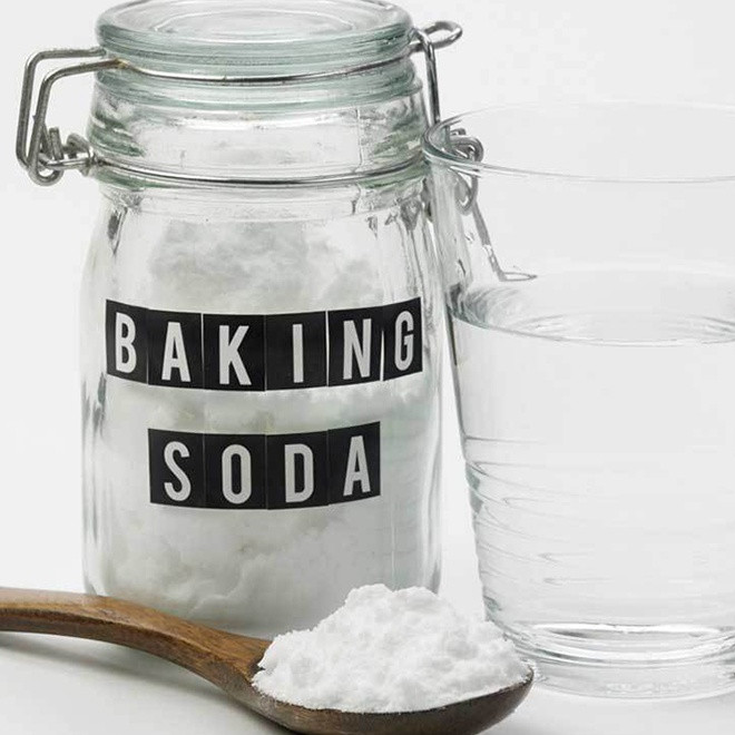  Tẩy tế bào chết bằng baking soda: Làn da tự nhiên mang tính acid, trong khi baking soda có tính kiềm cao. Nó sẽ phá vỡ hàng rào bảo vệ da, ảnh hưởng đến độ pH trên da dẫn đến kích ứng, nổi mụn và dễ nhiễm trùng. Ảnh: Pinterest, Healthline.