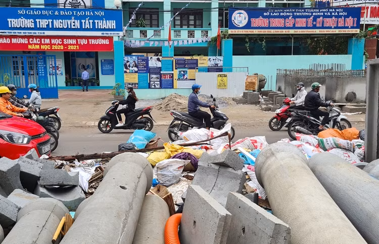 Đủ thứ rác thải vứt bừa bãi, nằm xen lẫn với cống thoát nước đặt tại khu vực dự án.