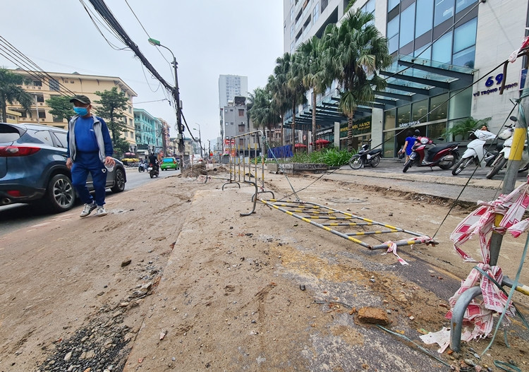 Dự án này có tổng mức đầu tư trên 366 tỷ đồng (trong đó chi phí xây dựng gần 27 tỷ đồng, chi phí giải phóng mặt bằng trên 296 tỷ đồng…). Nguồn vốn đầu tư từ Ngân sách thành phố, thời gian thực hiện trong 3 năm (2017-2019). Chủ đầu tư là UBND quận Thanh Xuân. Ban quản lý dự án đầu tư xây dựng quận Thanh Xuân được giao làm đại diện chủ đầu tư triển khai dự án. Tuy nhiên, đến nay dự án vẫn rất ngổn ngang.