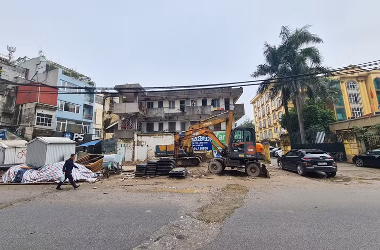 Nhiều máy móc tập kết tại khu vực dự án để phục vụ thi công xây dựng.