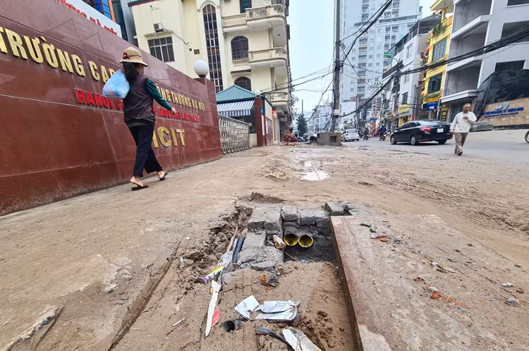 Dự án mở rộng tuyến phố Vũ Trọng Phụng đã chậm tiến độ một năm, ảnh hưởng đến cuộc sống người dân.