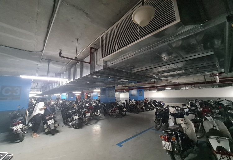 ... có hàng trăm phương tiện xếp hàng.
