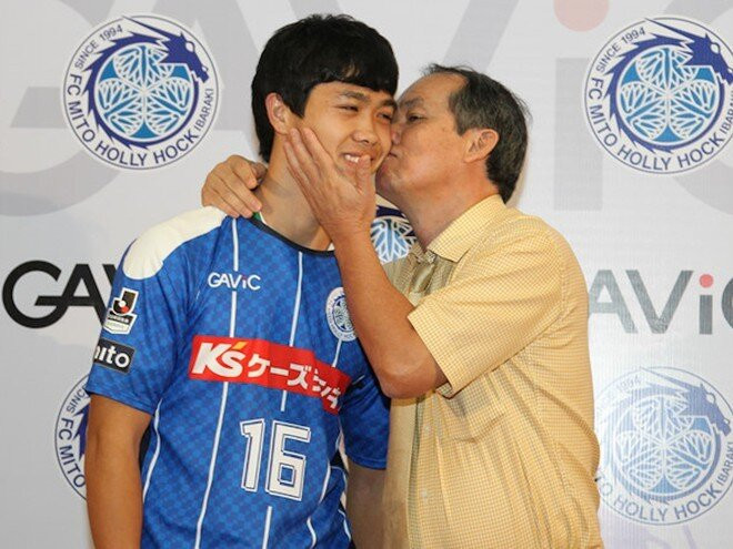 Lo bi mat dang sau vu Cong Phuong tro ve HAGL, V-League day song?