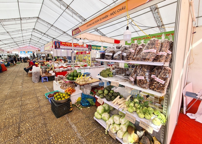 Hội chợ diễn ra với 150 gian hàng của hơn 30 tỉnh, thành trong cả nước từ nhiều tổ chức, đơn vị.