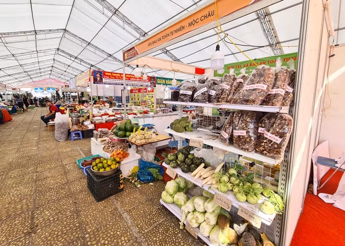 Hội chợ diễn ra với 150 gian hàng của hơn 30 tỉnh, thành trong cả nước từ nhiều tổ chức, đơn vị.