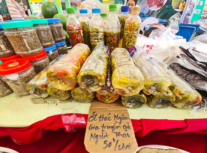 Đặc sản ớt thóc ngâm gia truyền của người Thái có giá 50 nghìn đồng/1 chai.