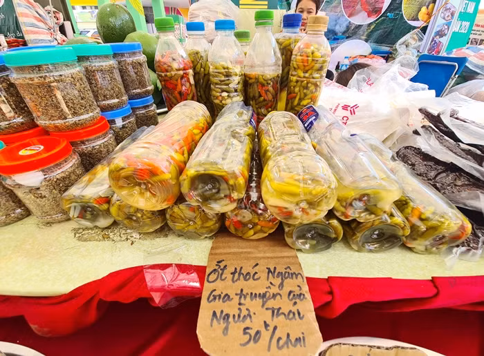 Đặc sản ớt thóc ngâm gia truyền của người Thái có giá 50 nghìn đồng/1 chai.