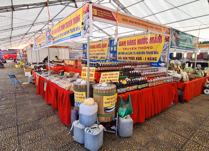 Gian hàng bày bán hải sản ở Thanh Hóa.