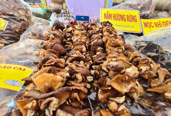 Các gian hàng nông sản đều đa dạng sản phẩm.