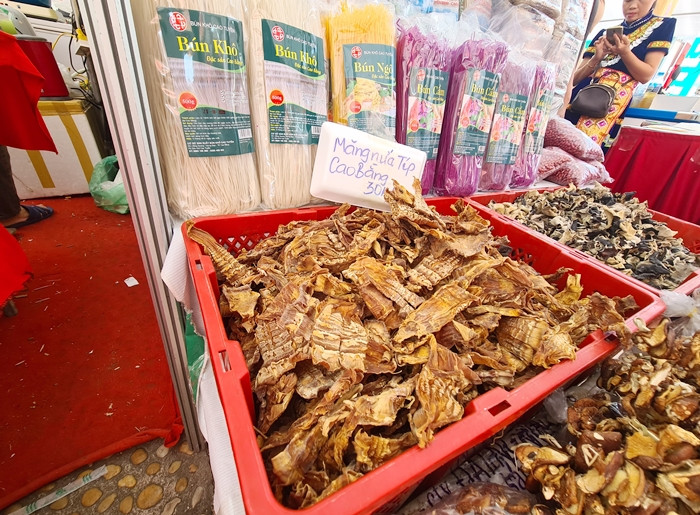 Măng nứa tép của Cao Bằng bày bán ở hội chợ.