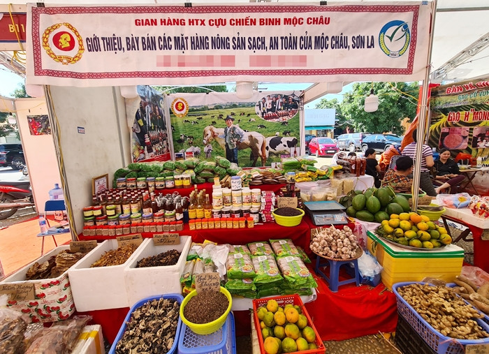 Các đơn vị mang đến hội chợ năm nay nhiều mặt hàng đa dạng phong phú về nông lâm thủy sản, thủ công mỹ nghệ, lương thực, thực phẩm, trái cây và đồ uống sạch, đảm bảo nguồn gốc xuất xứ, các sản phẩm chứng nhận OCOP.