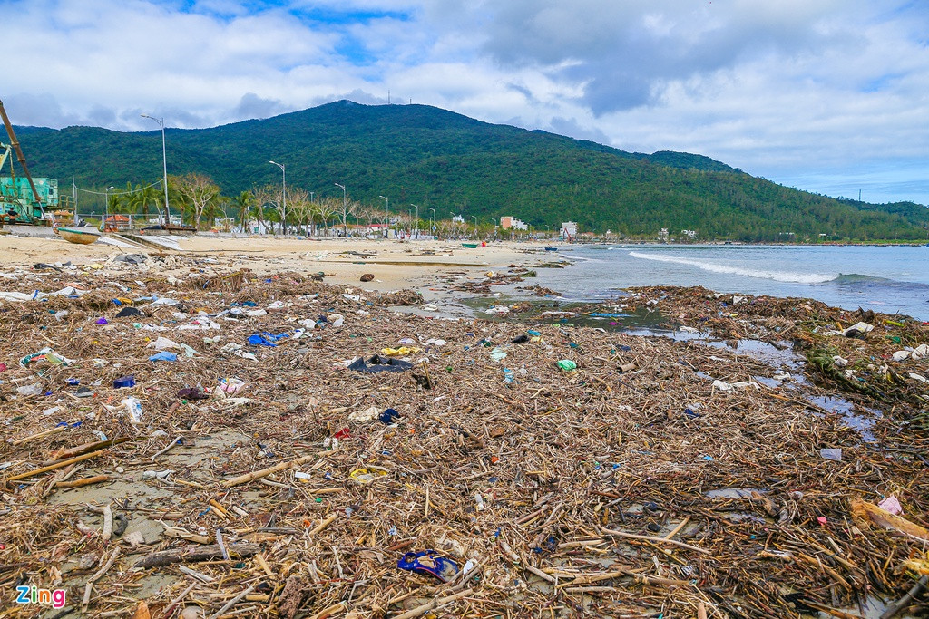 Theo ghi nhận của Zing, tại khu vực biển Mân Thái, hàng tấn rác, túi nylon, vỏ chai và cành củi khô tấp vào bờ.