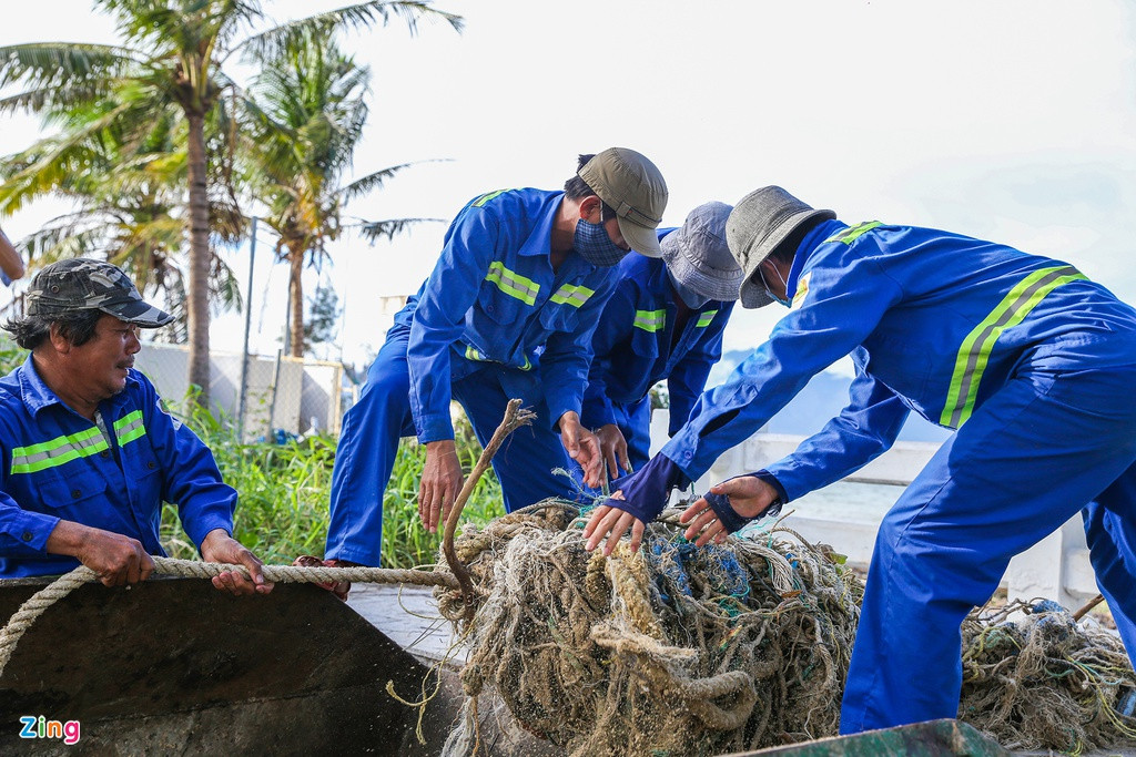 Hai hôm nay, Công ty CP Môi trường đô thị TP Đà Nẵng đã huy động hàng trăm công nhân xuống các bãi biển để dọn vệ sinh. Tuy nhiên, theo lãnh đạo đơn vị này, do lượng rác thải quá nhiều nên họ vẫn chưa dọn xong. Không chỉ có rác, nhiều cây gỗ to cũng dạt vào. Người dân địa phương cho biết những cây gỗ này có nguồn gốc từ vùng núi Quảng Nam.