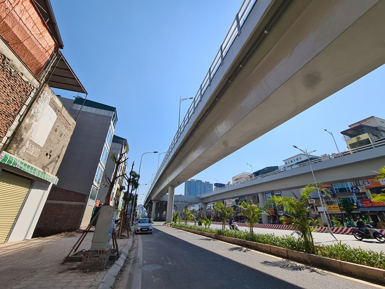 Ngoài ra, trên đường Trường Chinh cũng đang xuất hiện nhiều ngôi nhà hình dạng méo mó, xộc xệch.