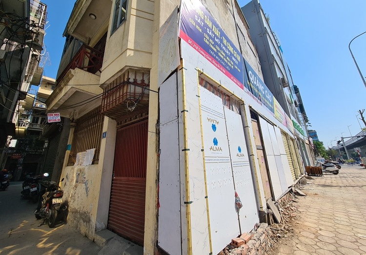 Công trình tại địa chỉ số 218 Trường Trinh được chủ đất dựng bằng khung sắt và đang được hoàn thiện.