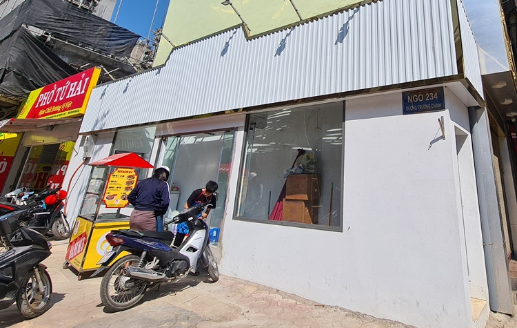 Nếu quan sát kỹ, ngôi nhà đầu ngõ 234 Trường Chinh này có hình chữ L., nhà này chỉ vừa một người đi vào. Thế nhưng, công trình này vẫn ngang nhiên tồn tại và đang được dọn dẹp để chuẩn bị phục vụ mục đích kinh doanh.