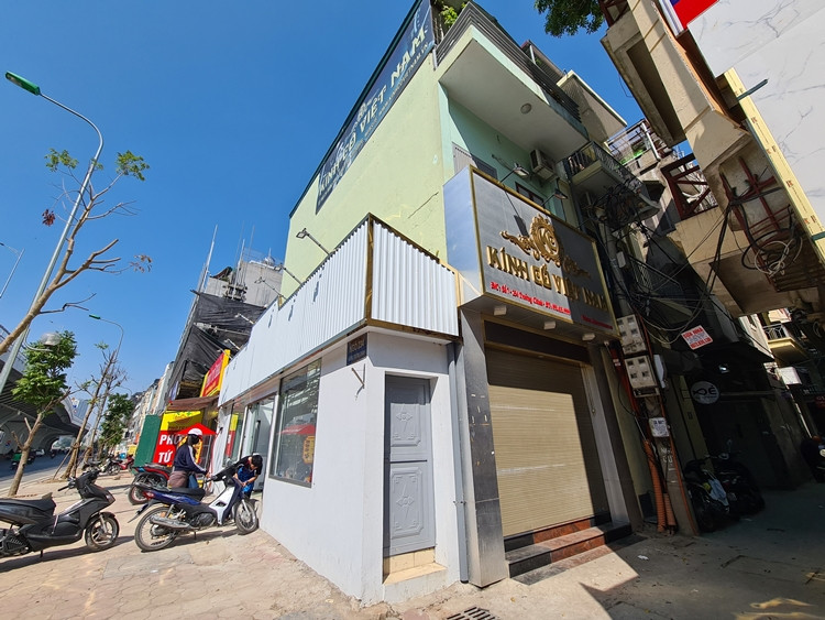 Kế đó là công trình đầu ngõ 324 đường Trường Chinh cũng chỉ có mặt tiền dài hơn 10m, chiều sâu khoảng 1m.