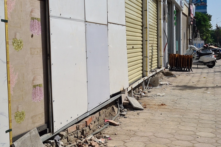 Công trình "siêu mỏng" ngang nhiên mọc lên, không thấy bị cơ quan chức năng xử lý.