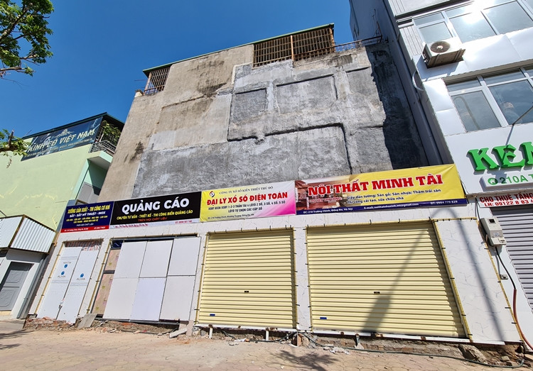 Ghi nhận của PV Kiến Thức ngày 13/11, tại địa chỉ số 218 Trường Trinh đang tồn tại công trình có mặt tiền dài khoảng hơn 10m, chiều sâu khoảng 90cm, nhưng vẫn được dựng kiên cố để làm các cửa hàng nội thất, đại lý xổ số, quảng cáo và sắt thép.