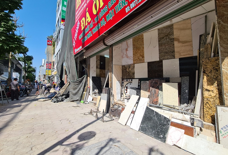 Một ki-ốt khác nằm ở địa chỉ số 354 Trường Chinh sử dụng để kinh doanh đá ốp lát nhìn “mỏng như tờ”.