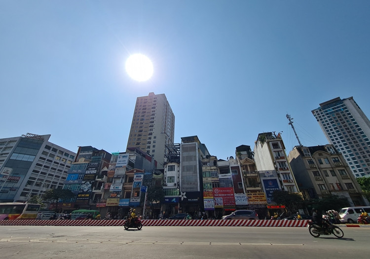 Những ngôi nhà mỏng, nhỏ vẫn “vươn cao” sát nhau trên đường Trường Chinh.