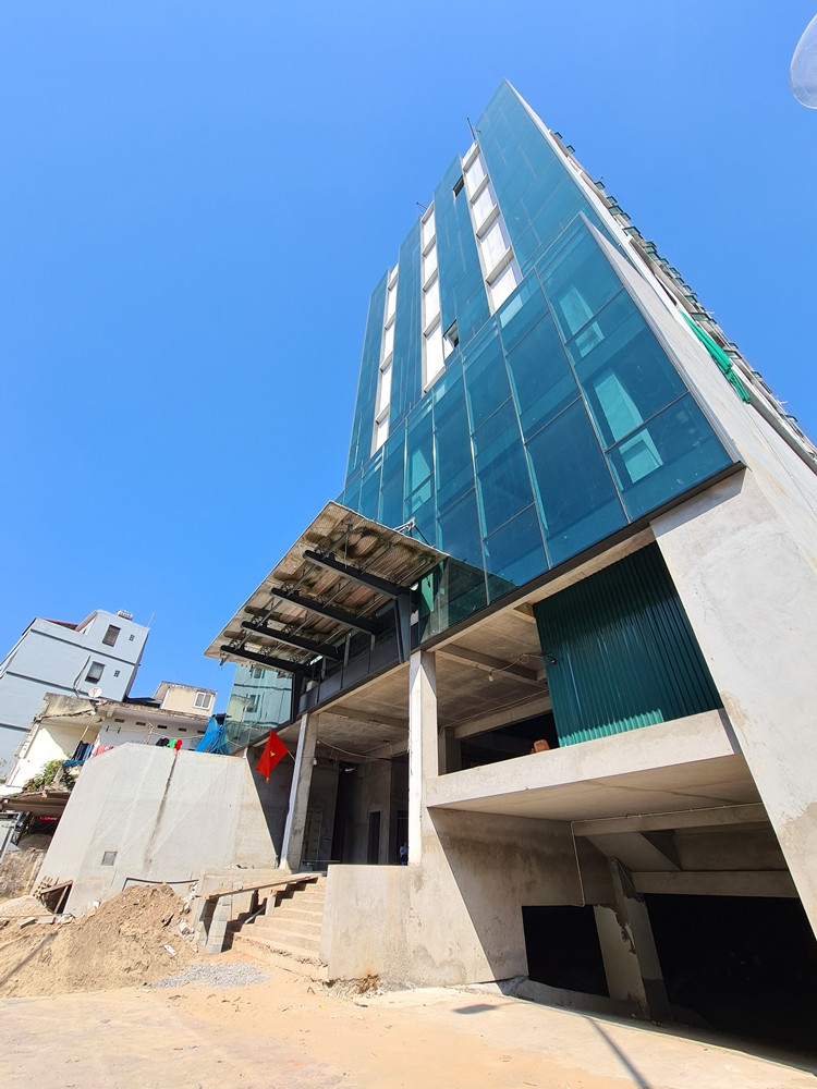 Những ngôi nhà nằm dọc hai bên đoạn đường vành đai 2 trên cao (Ngã Tư Vọng - Ngã Tư Sở) được chủ đất xây mới, hoặc cải tạo, sửa chữa sao cho phù hợp với diện tích đất sau khi giải phóng mặt bằng.