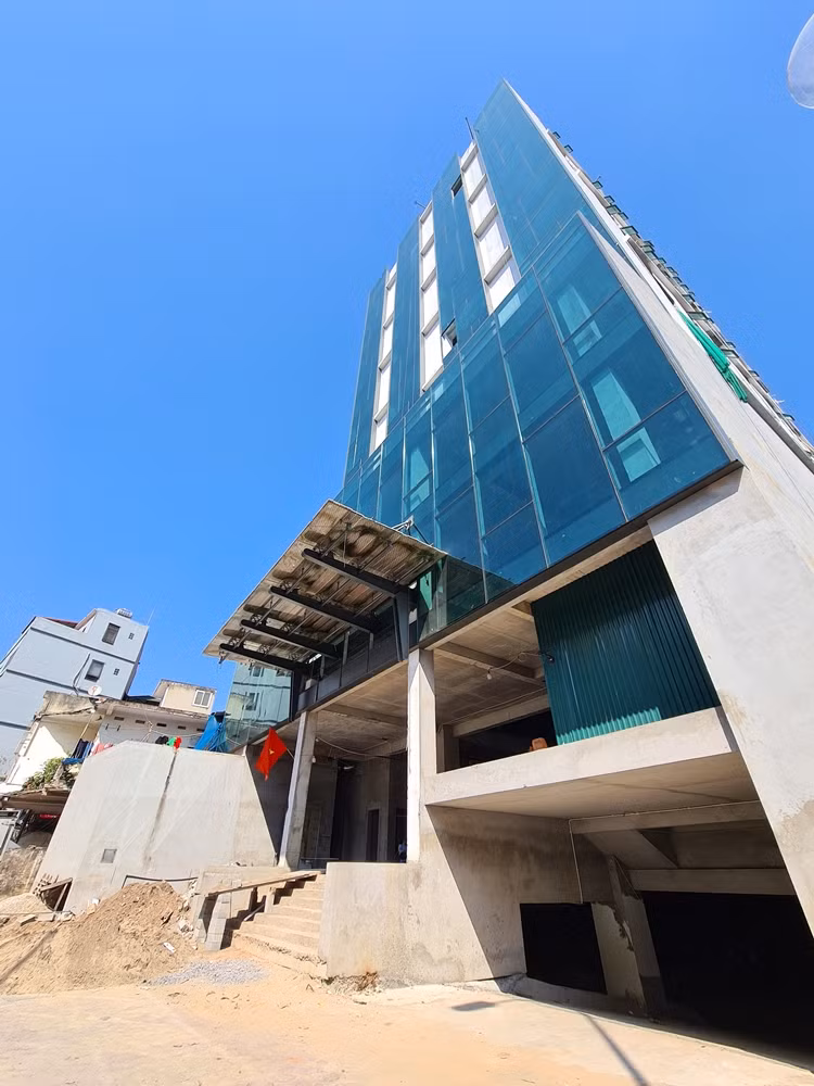 Những ngôi nhà nằm dọc hai bên đoạn đường vành đai 2 trên cao (Ngã Tư Vọng - Ngã Tư Sở) được chủ đất xây mới, hoặc cải tạo, sửa chữa sao cho phù hợp với diện tích đất sau khi giải phóng mặt bằng.