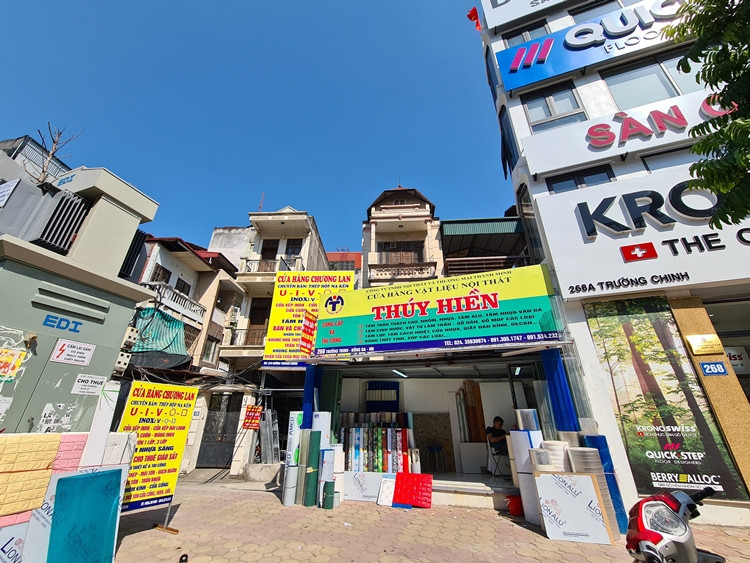 Tương tự, ngôi nhà tại 268 Trường Chinh có dạng hình thang, diện tích mặt tiền chỉ hơn 3m, chiều sâu từ 1 đến hơn 2m, nhưng vẫn được chủ đất xây dựng kiên cố để làm nơi buôn bán vật liệu nội thất.