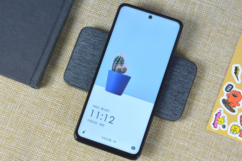 Redmi Note 9 Pro 5G được trang bị màn hình IPS LCD kích thước 6,67 inch, độ phân giải Full HD Plus (2.400x1.080 pixel), mật độ điểm ảnh 395 ppi. Màn hình này chia theo tỷ lệ 20:9, tần số quét 120 Hz, độ sáng tối đa 450 nit.