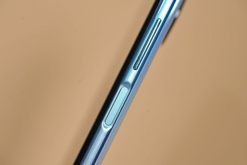 Cảm biến vân tay một chạm tích hợp nơi nút nguồn bên cạnh phải.