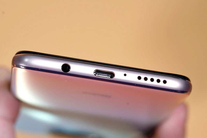 Dung lượng pin 4.820 mAh, tích hợp sạc nhanh 33W giúp máy chỉ mất 58 phút để sạc từ 0-100%.