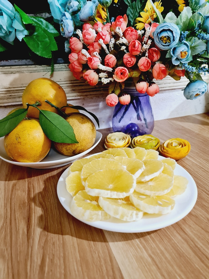 Khi bổ cam Cao Phong ra, người ta dễ dàng quan sát thấy bên trong lòng có màu vàng đậm tự nhiên, có hạt, mùi thơm nồng đặc trưng, vị tinh dầu của vỏ cam.