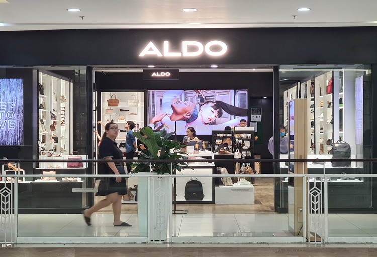 Đến khoảng 10h sáng cùng ngày, nhiều cửa hàng ở trung tâm thương mại này vẫn chỉ lẻ tẻ vài khách hàng.