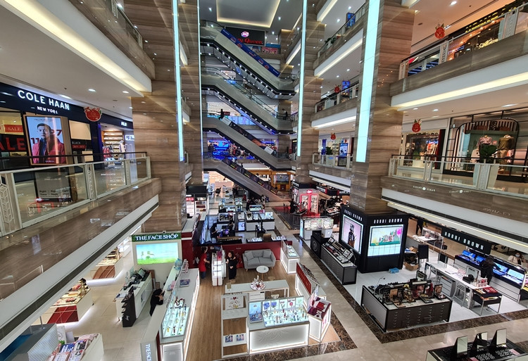 Hình ảnh thưa vắng khách tại các tầng của trung tâm thương mại trên phố Bà Triệu.