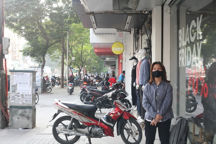 Trong khi đó, tại "thiên đường mua sắm" của giới trẻ ở phố Chùa Bộc trong sáng cùng ngày cũng chung tình cảnh thưa vắng.