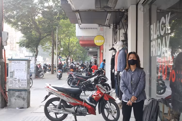 Trong khi đó, tại "thiên đường mua sắm" của giới trẻ ở phố Chùa Bộc trong sáng cùng ngày cũng chung tình cảnh thưa vắng.