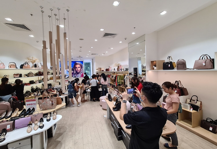 Chỉ một vài cửa hàng có khách.