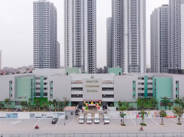 39 HS bi tu choi “cho an“: “Bong trach nhiem” o Newton hay Hai Thanh?-Hinh-3