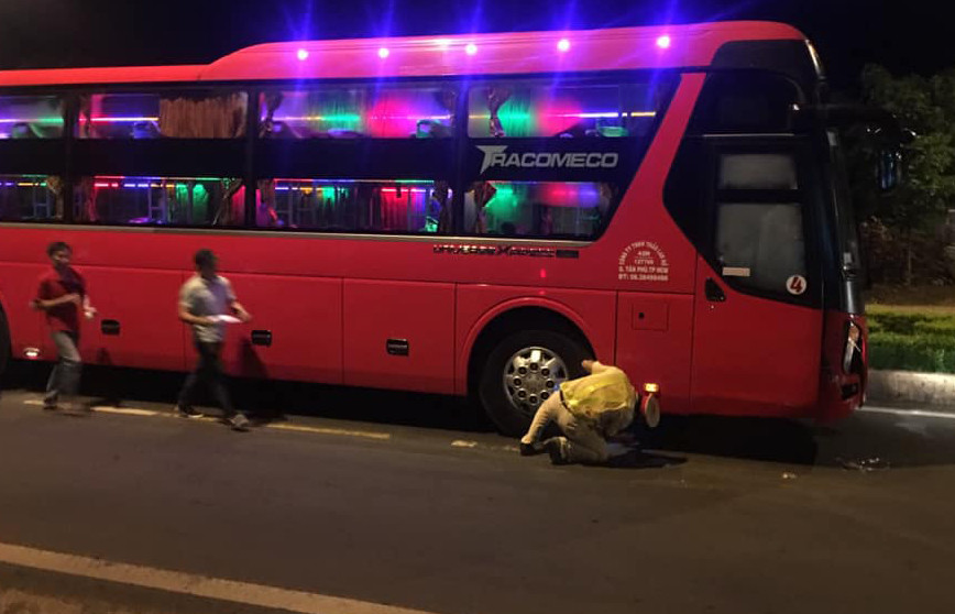 Bi xe khach tong khi bang sang duong, be trai 5 tuoi tu vong