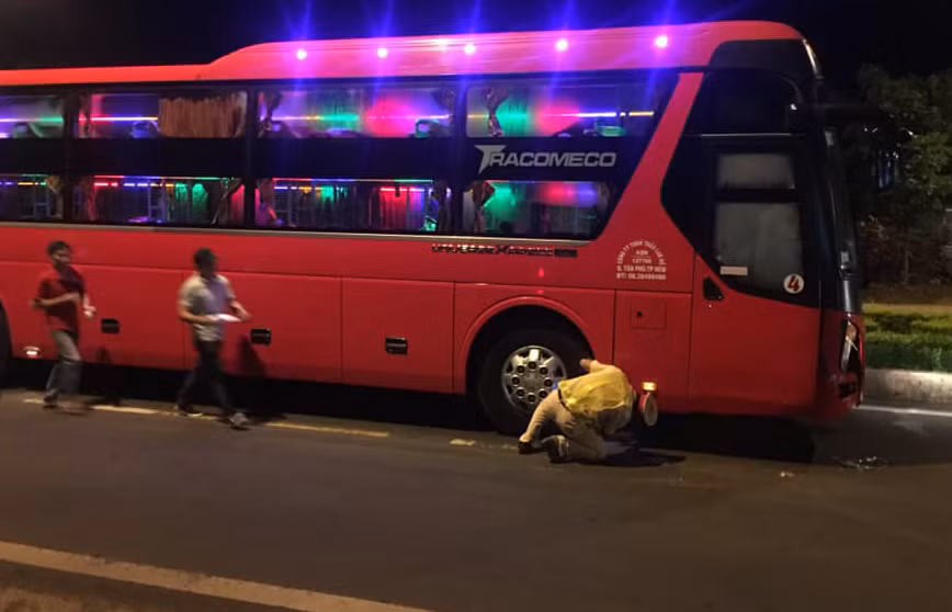 Bi xe khach tong khi bang sang duong, be trai 5 tuoi tu vong