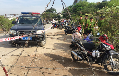 Thi the co gai nhet trong bao tai vut o bai dat trong TP HCM