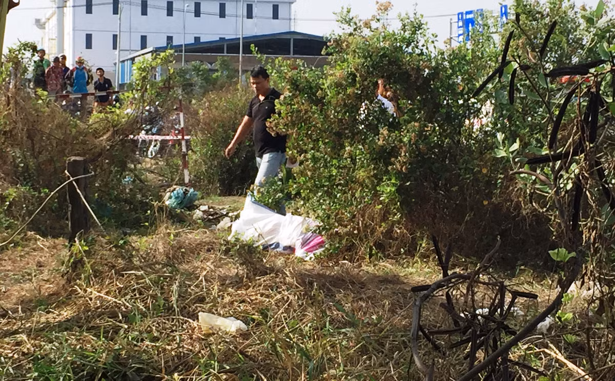 Thi the co gai nhet trong bao tai vut o bai dat trong TP HCM-Hinh-2