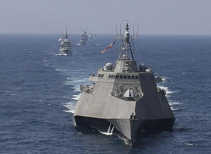 Cộng đồng quốc tế cũng đồng loạt lên tiếng ủng hộ quyền tự do hàng hải trong vùng biển Đông, bất cứ động thái nào nhằm độc chiếm vùng biển này đều sẽ bị lên án.