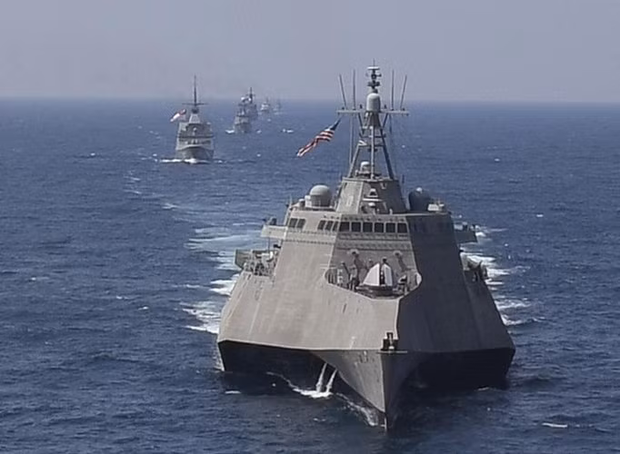 Cộng đồng quốc tế cũng đồng loạt lên tiếng ủng hộ quyền tự do hàng hải trong vùng biển Đông, bất cứ động thái nào nhằm độc chiếm vùng biển này đều sẽ bị lên án.