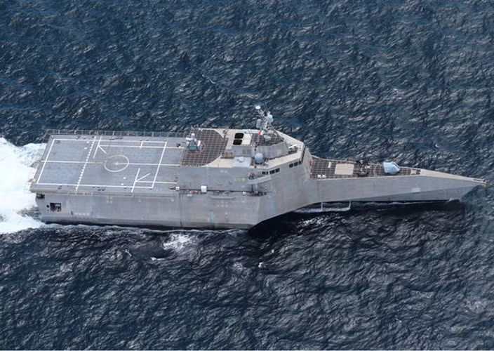 Đây là chiến hạm có tốc độ nhanh nhất thế giới, với vận tốc tối đa có thể lên tới 110 km/h. Tàu có tầm đáy khá nông nên có thể cập cảng gần bờ.