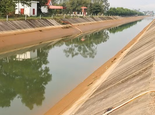 Be trai duoi nuoc thuong tam tai kenh thuy loi Ngan Truoi