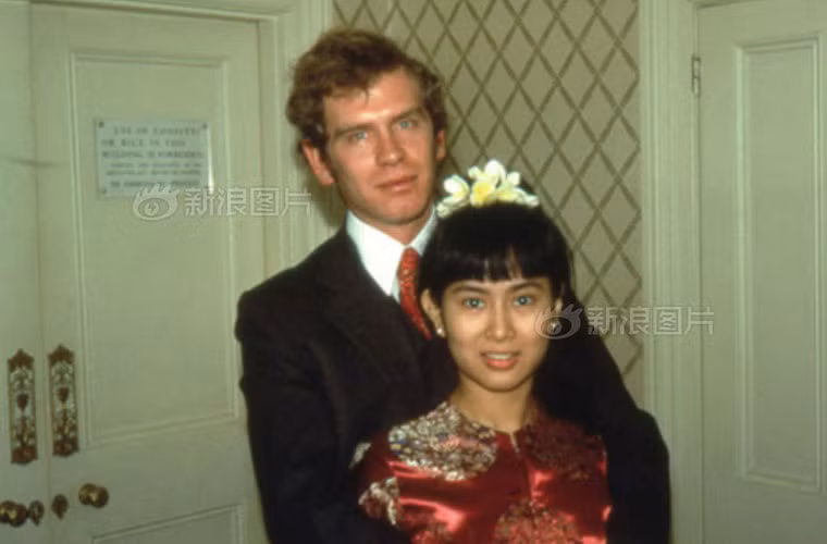 Vào 1/1/1972, bà Aung San Suu Kyi đã kết hôn với nhà sử học người Anh đồng thời là giảng viên trường Đại học Oxford, Michael Aris.