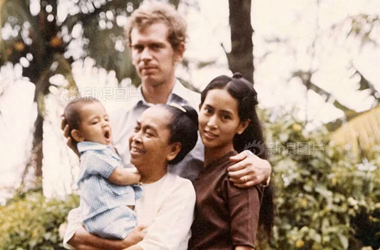 Ảnh: Vợ chồng bà đưa con trai cả về Myanmar thăm mẹ đẻ.