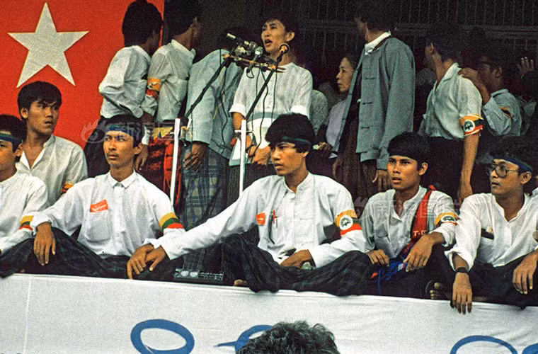 Năm 1988, bước ngoặt xảy ra khi bà quay trở về chăm mẹ đẻ ở Myanmar ốm. Ảnh: Ngày 26/8, bà lần đầu tiên diễn thuyết công khai trước mọi người ở ngôi chùa Shwedagon, Yangon.